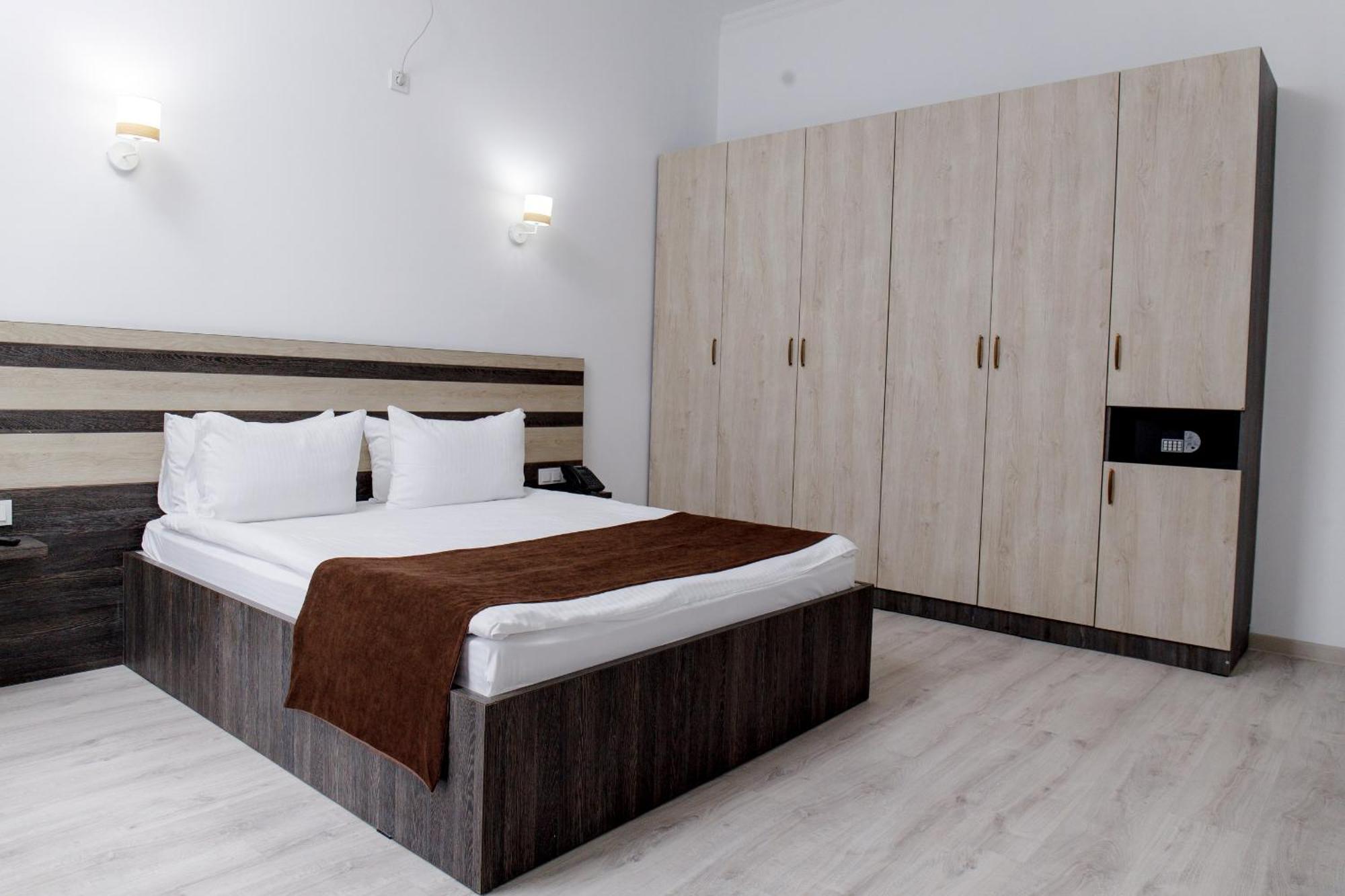 Infinity Plaza Hotel Atyraū Exteriér fotografie